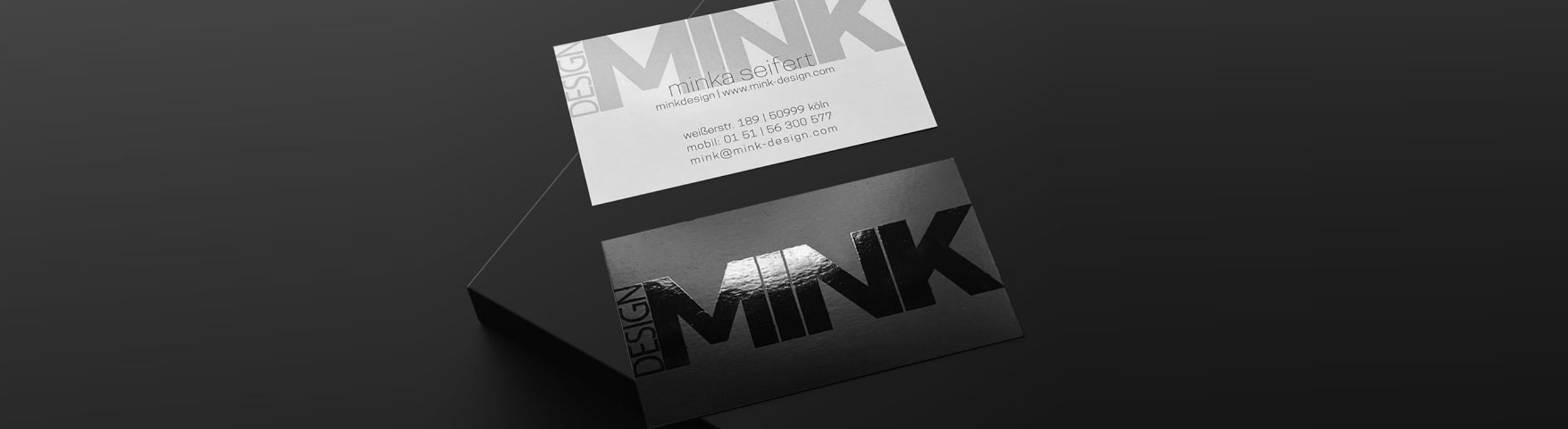 Bild von Visitenkarte von Minkdesign, Logo MINKDESIGN in partiellem Hochglanz Drucklack auf mattem, schwarzem Hintergrund. 