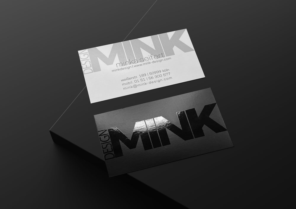 Bildbeschreibung: Schwarze matte Visistenkarte mit einer MINKdeisgn Lackiereung in schwazem  Lack. Teaser Printdesign Mink-Design, Minkdesign, Köln