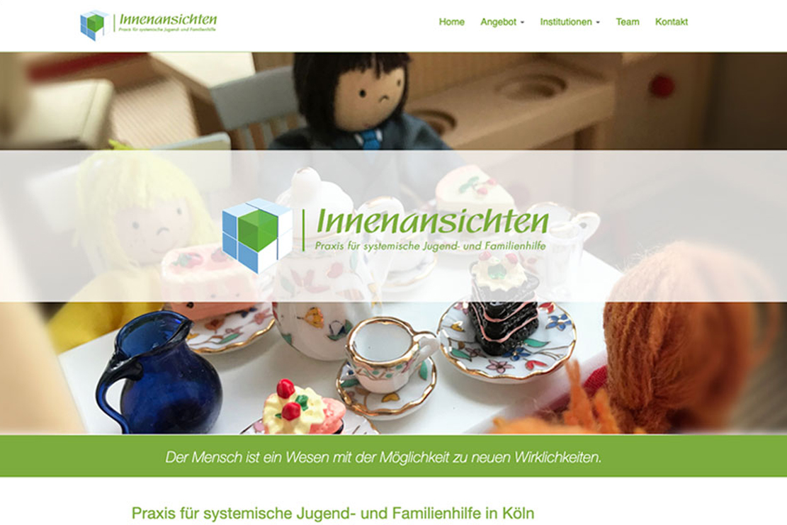 Bildbeschreibung: Startseite Innenansichten | Praxis für systemische Jungend- und Familienhilfe. Ein paar niedliche Kinderpüppchen Familie – symboisieren Vater Mutter Tochter und Sohn – sitzen in eim Puppenhauswohnzimmer zusammen an einem hübsch gedeckten Kaffetisch. darüber ist das Logo von Innenansichten auf einem transaparenten Banner. Webdesign • CI • Printdesign    von MInkdesign.