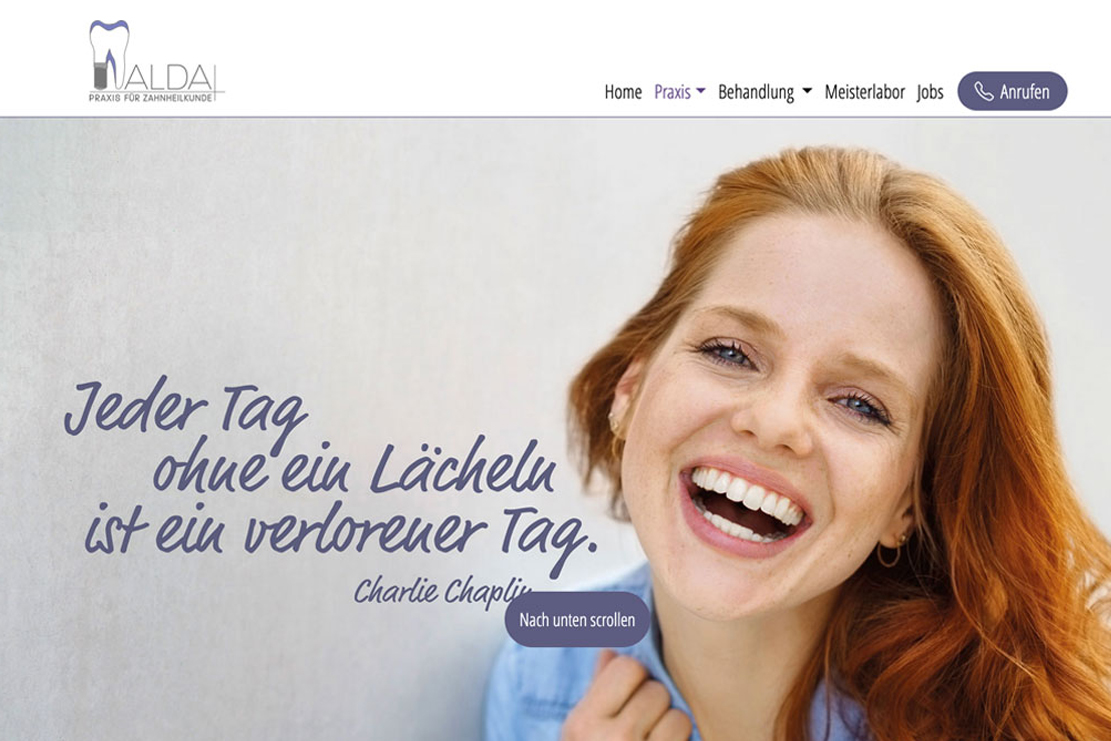 Bildbeschreibung: Introbild für die von Minkdesign erstellte Webseite der Zahnarztpraxis Alda: Eine Frau die glücklich in die Kamera lacht, mit tollen Zähnen, mit dem Spruch von Charlie Chaplin: Ein Tag ohne Lachen ist ein verlorener Tag